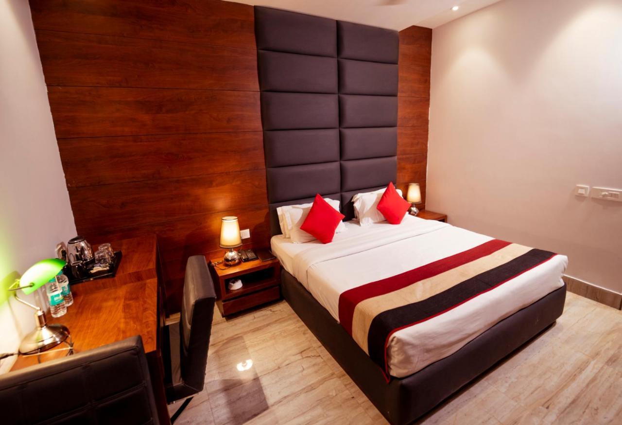 Hotel Crossroad Lucknow Eksteriør bilde