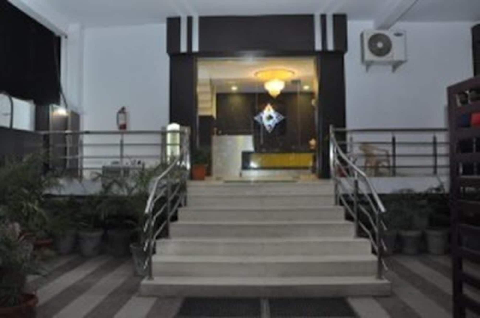 Hotel Crossroad Lucknow Eksteriør bilde